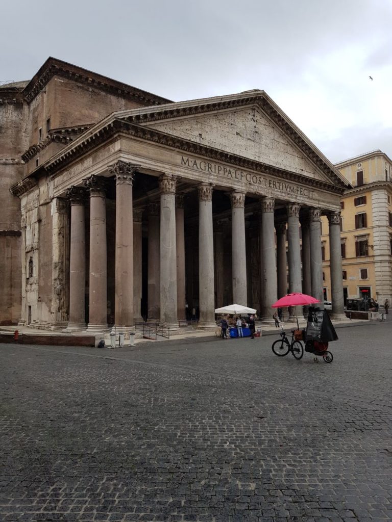 Op deze foto zie Pantheon in rome