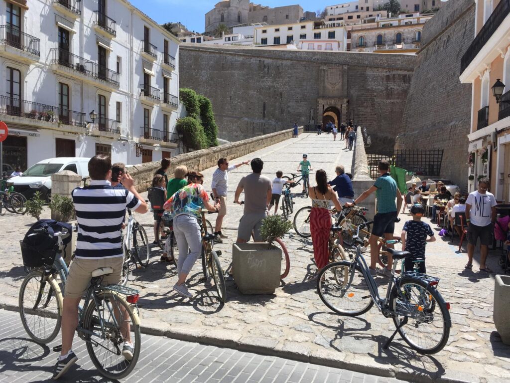 Op deze foto zie je het centrum van ibiza met een fietstour