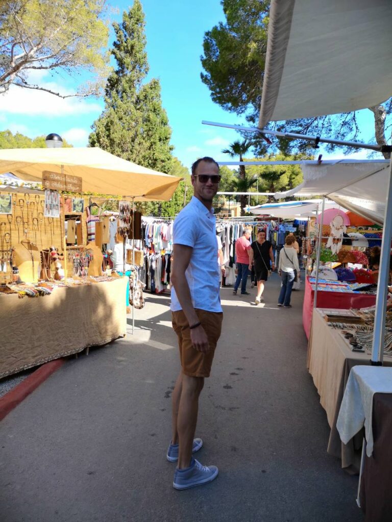 Op deze foto zie je de Hippy Markt Punta Arabi in ibiza