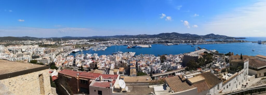 Op deze foto zie je een uitzicht in ibiza